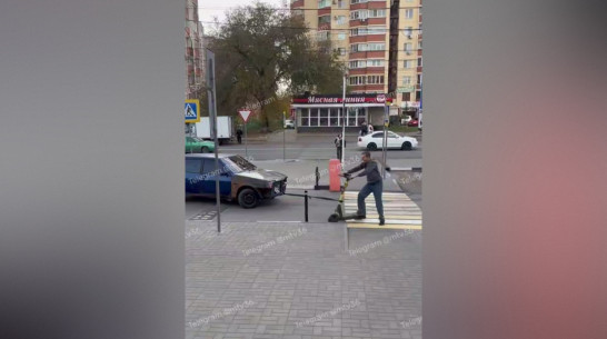 Воронежец попытался буксировать легковушку с помощью электросамоката