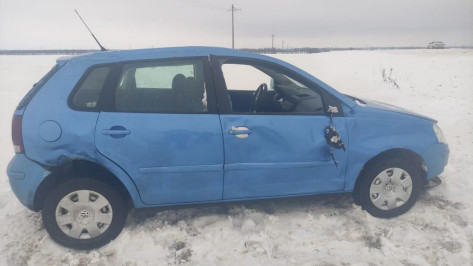 В Воронежской области Volkswagen вылетел с дороги в кювет: пострадала 72-летняя женщина