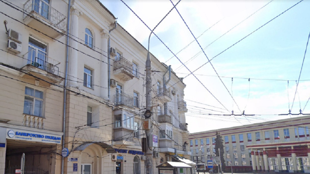 Лепнина отвалилась с фасада 4-этажки возле Воронежского государственного университета