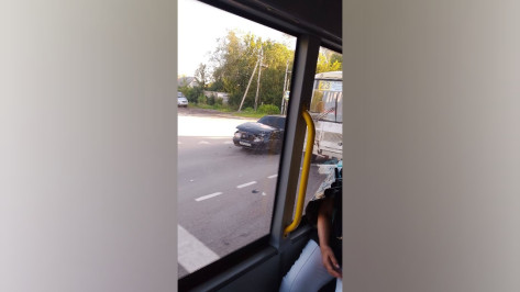 В Воронеже на улице Острогожской автобус №23 врезался в «Ладу»