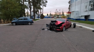 Снесла ограждение спортцентра: 19-летняя девушка устроила ДТП на чужом Mercedes-Benz