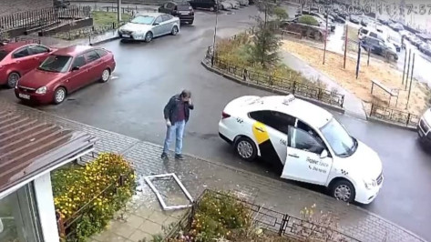 Видео: мужчина чудом не погиб из-за упавшего с 14-го этажа окна в воронежском Шилово