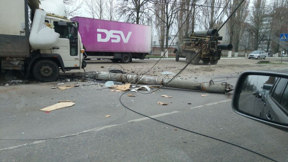 В Воронеже грузовик Volvo сбил световую опору