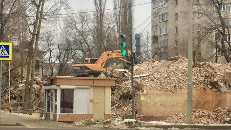 На левом берегу Воронежа снесли дом, напугавший горожан пожаром в конце 2020-го