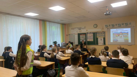 Воронежским младшеклассникам перед летними каникулами рассказали о «дорожных ловушках»