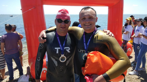 Воронежец принял участие в массовом заплыве в Керченском проливе