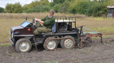 Житель Калачеевского района собрал мини-трактор из «Запорожцев»