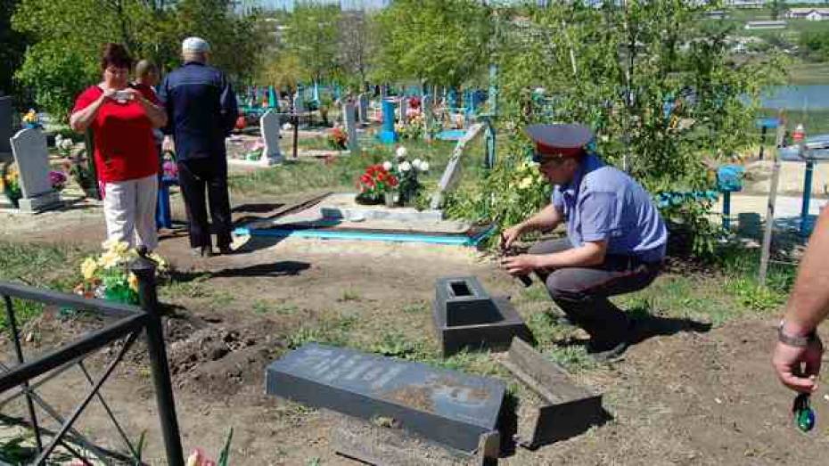 В Россошанском районе злоумышленники разгромили сельское кладбище