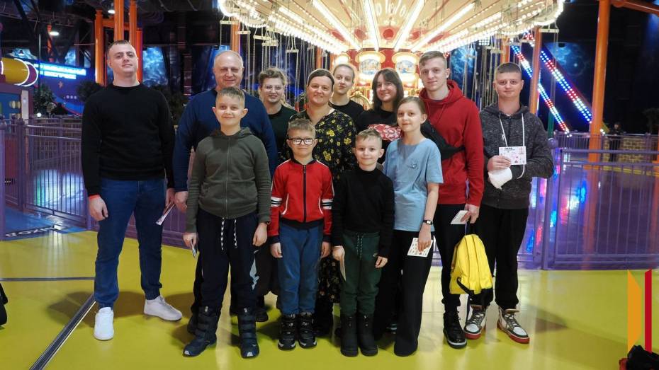Подарок от воронежского губернатора: многодетная семья Гылка посетила парк аттракционов и океанариум