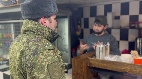 В Воронеже сняли на видео рейд на мигрантов на рынке