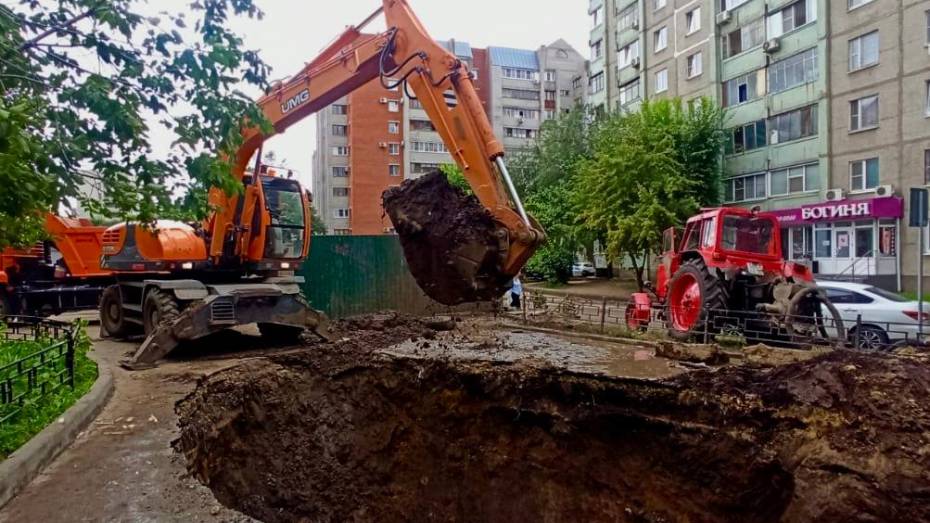 Специалисты приступили к ремонту трубопровода на месте аварии в Коминтерновском районе Воронежа