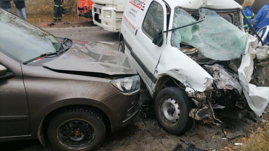 В Воронеже Peugeot протаранил маршрутку на Острогожской: 1 человек погиб и 6 пострадали