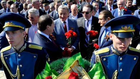 Воронежцы возложили цветы к Вечному огню на площади Победы