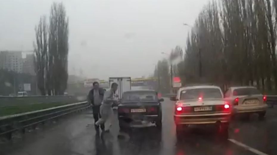 Драка воронежских водителей на дороге попала на видео