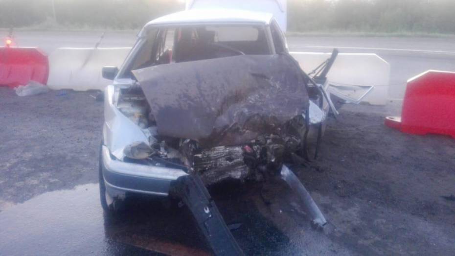 В Воронежской области водитель ВАЗ протаранил встречную Mazda: пострадали 3 человека