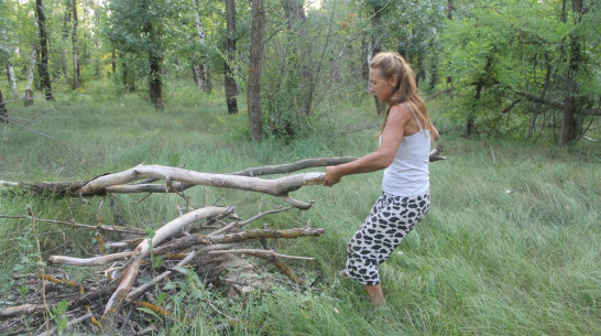 Жители петропавловского села решили очистить от мусора лесополосу у своих домов
