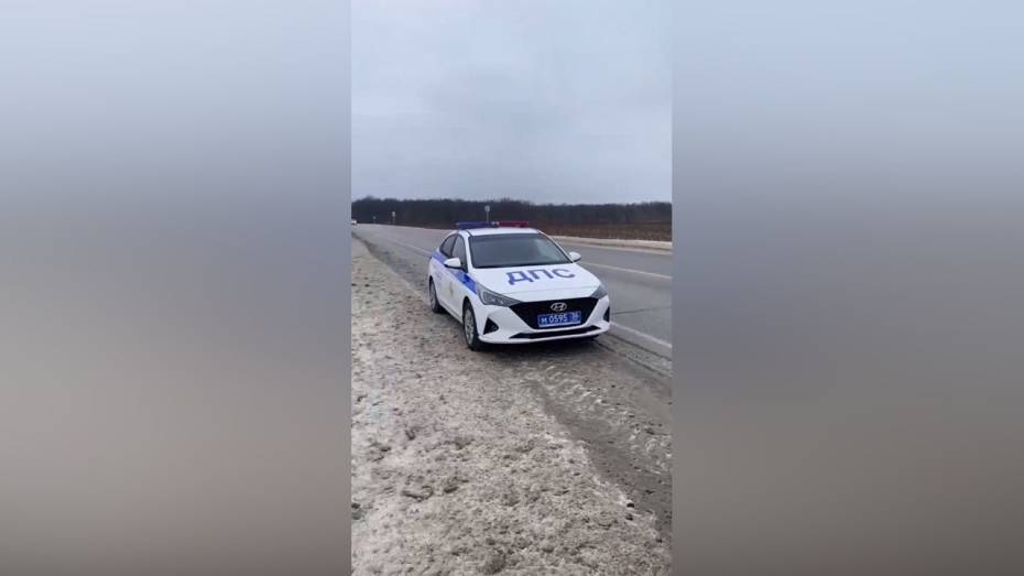 Воронежские полицейские помогли женщине, у которой на трассе заглох автомобиль