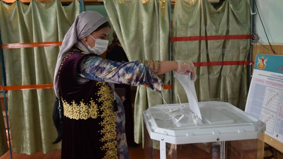 Жительницы грибановского села Верхний Карачан пришли на выборы в национальных костюмах