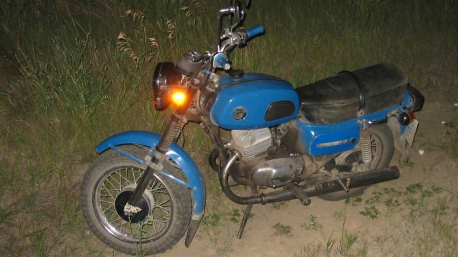 В Воронежской области учащиеся колледжа перевернулись на мотоцикле Jawa