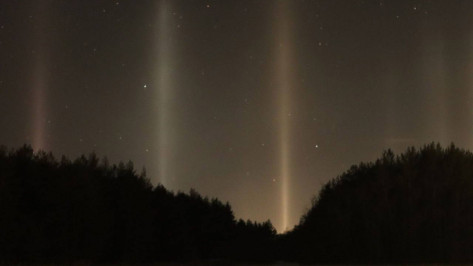 В небе над Воронежской областью заметили световые столбы