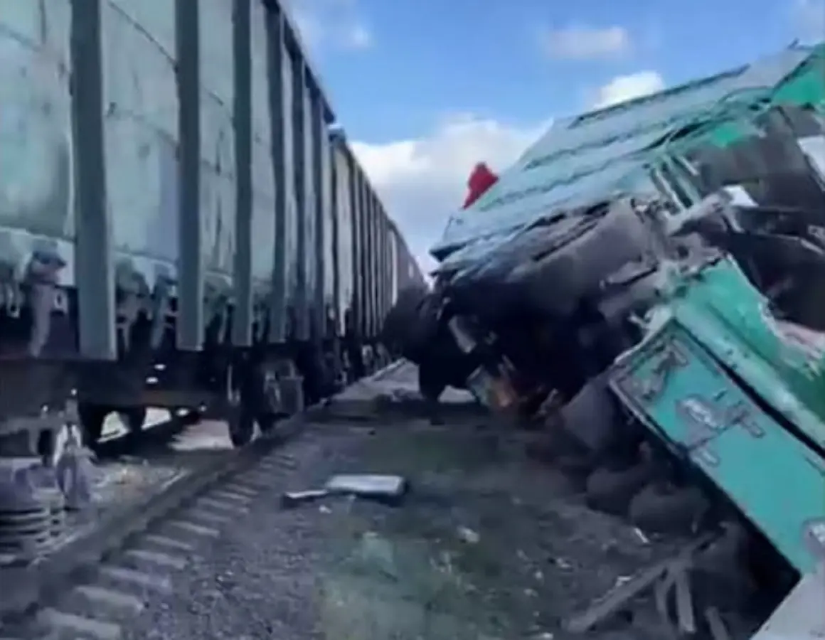 Поезд столкнулся с грузовиком в Воронежской области