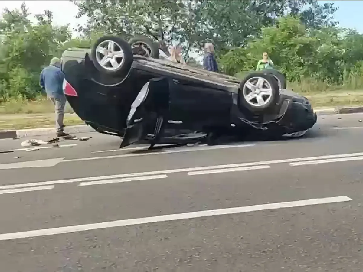 Воронежцы сняли на видео перевернувшийся автомобиль на Северном мосту