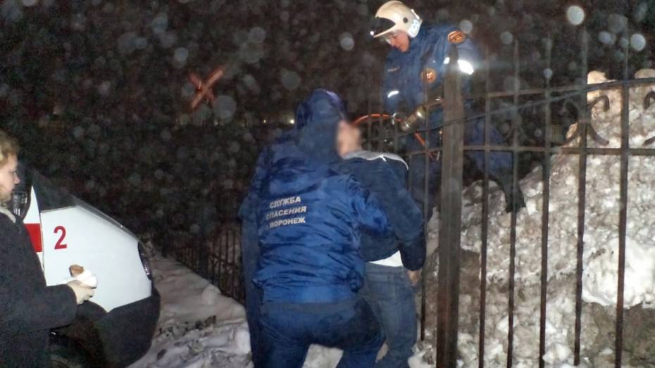 В Воронеже 19-летний парень зацепился челюстью за забор 