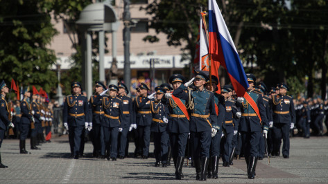Губернатор Александр Гусев поблагодарил участников парада в Воронеже