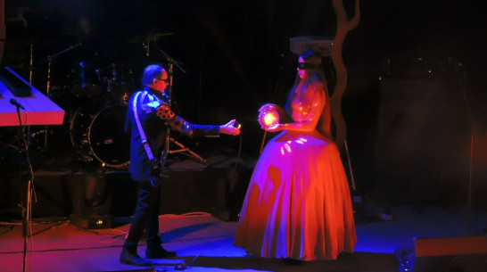 Воронежская школьница сыграла «женщину в красном» в шоу группы «Пикник»