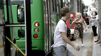 Пенсионер попал в больницу после резкого торможения автобуса №80 в Воронеже