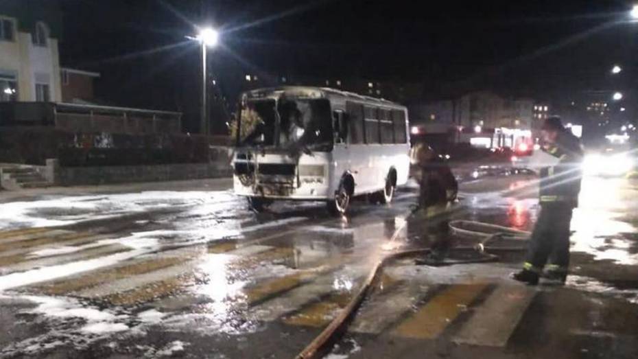В Россоши по пути на заправку сгорел пригородный автобус