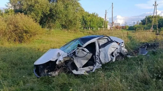В Воронежской области Kia столкнулся с тепловозом: пострадали 2 человека