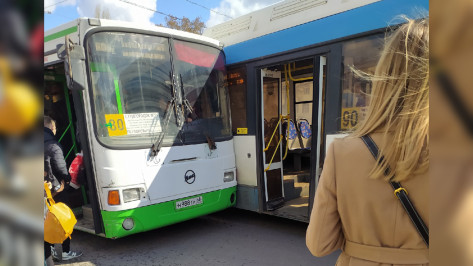 Два автобуса столкнулись на остановке в Воронеже