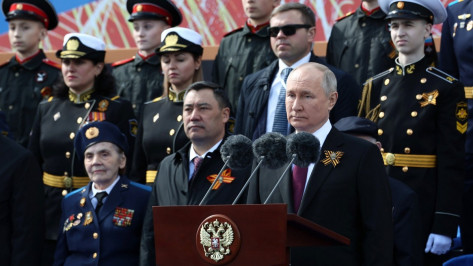 Президент Владимир Путин на Красной площади поздравил россиян с Днем Победы: видео