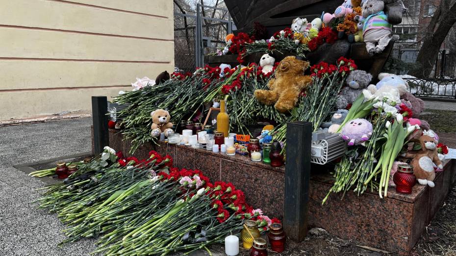 «Скорбим вместе со всеми»: воронежцы массово несут цветы к стихийным мемориалам