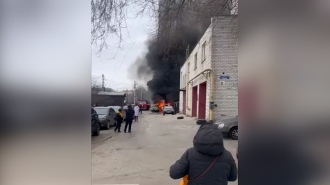 Из-за вероятного поджога 3 машины сгорели во дворе дома на улице 9 Января в Воронеже: видео