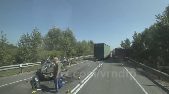 В Сети появилось видео с места ДТП с оторвавшимся прицепом Mercedes в Воронежской области