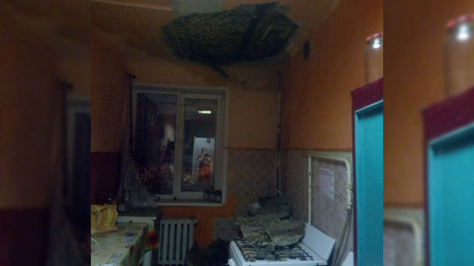В аварийном воронежском общежитии обрушился потолок