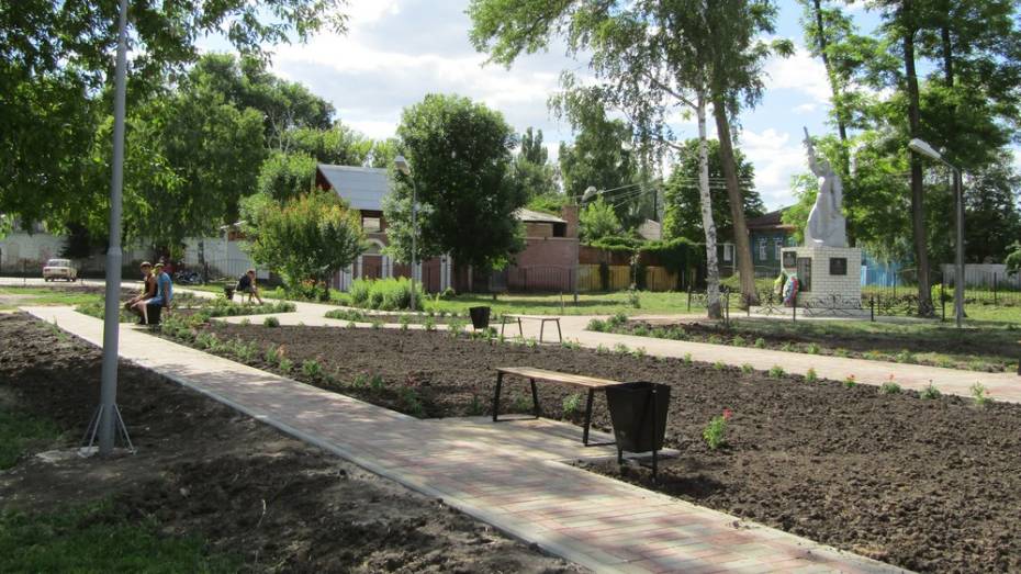 В подгоренском селе завершилась реконструкция центрального парка