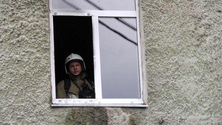 Спасатели вывели 10 человек из загоревшейся многоэтажки в Воронеже