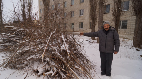 Хохольский активист очистил территорию возле общежития от мусора 