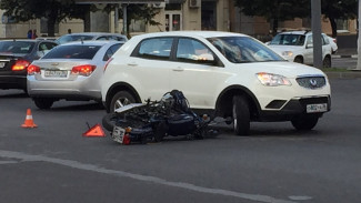 В центре Воронежа водитель иномарки сбил 50-летнего мотоциклиста