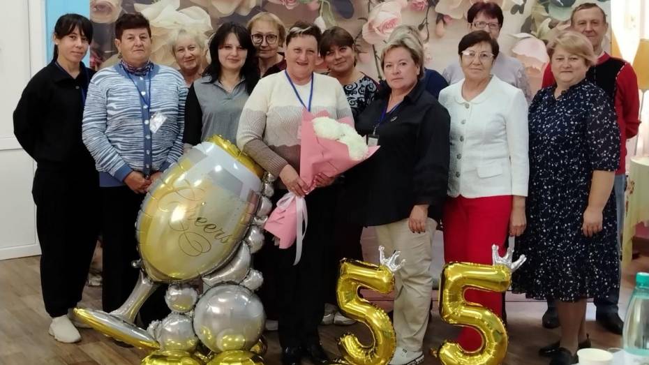 В поворинском поселке Октябрьский зампредседателя УИК поздравили с юбилеем