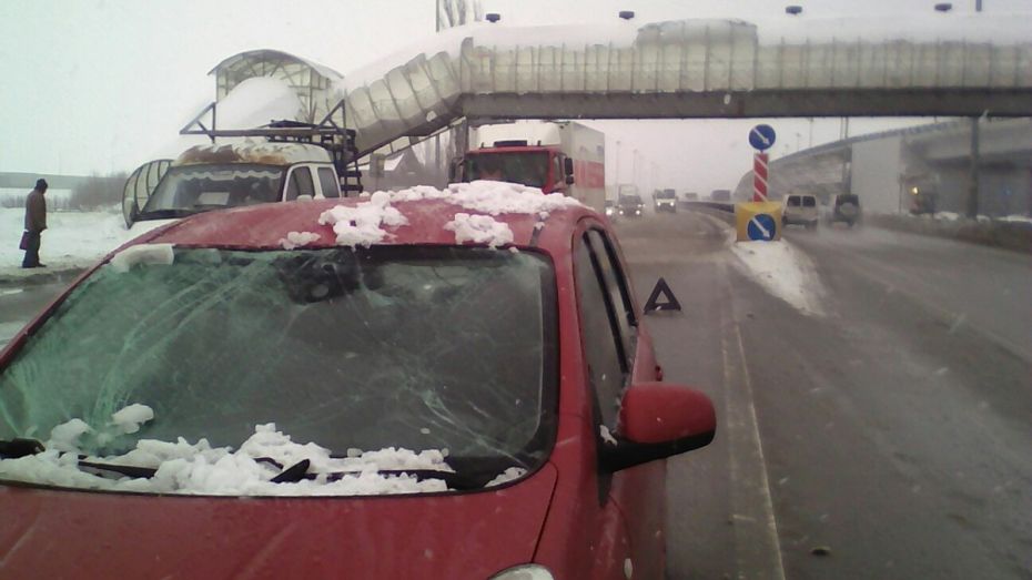 Снежный ком разбил лобовое стекло машины на въезде в Воронеж
