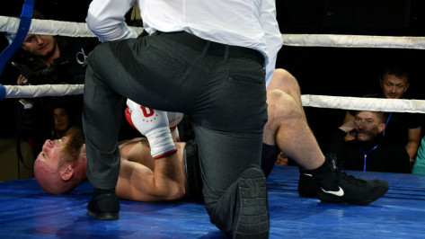 Бой за Кубок четырех сезонов закончился нокаутом для воронежского боксера Аюба Бозуркаева
