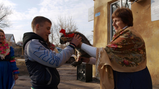 В семилукском селе победителям масленичных состязаний подарили кроликов