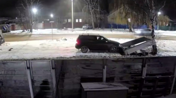 В Воронеже автомобиль снес остановку и скрылся с места ДТП