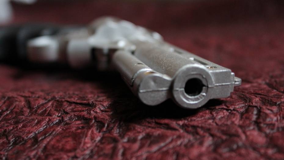 Воронежец 15 лет хранил порох и самодельное оружие в сарае