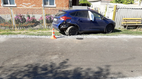 В Верхнемамонском районе по вине пьяного водителя припаркованный Ford  въехал  в забор дома