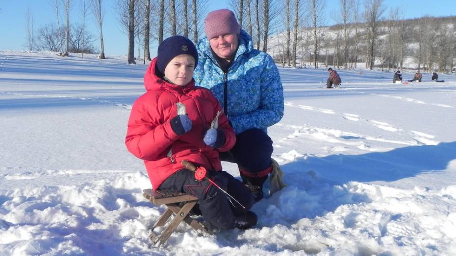 В кантемировском турнире по зимней рыбалке победили женщина